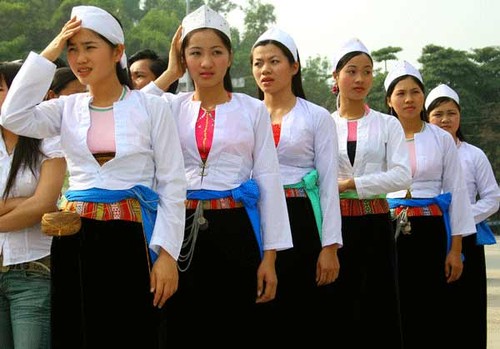 Ткачество и уникальные особенности одежды представителей народности Мыонг - ảnh 1